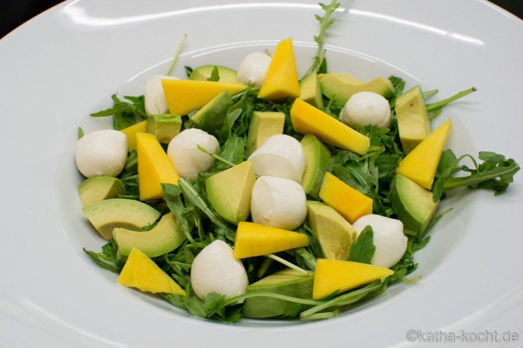 Mango-Avocado Salat mit Rucola, Mozzarella und Pinienkernen