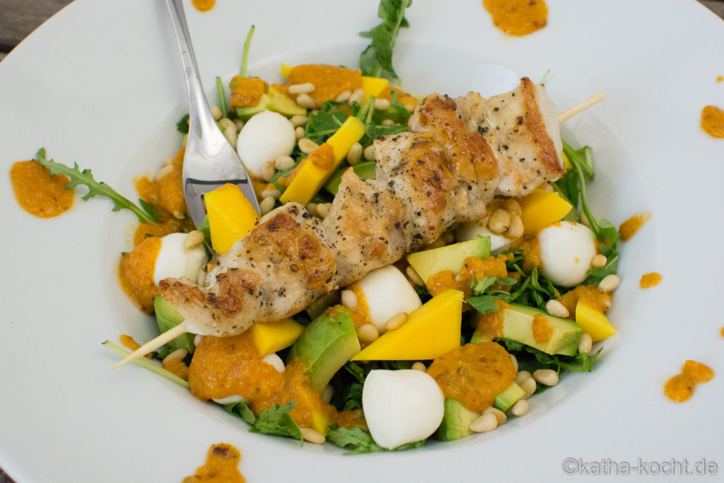 Mango-Avocado Salat mit Rucola, Mozzarella und Pinienkernen