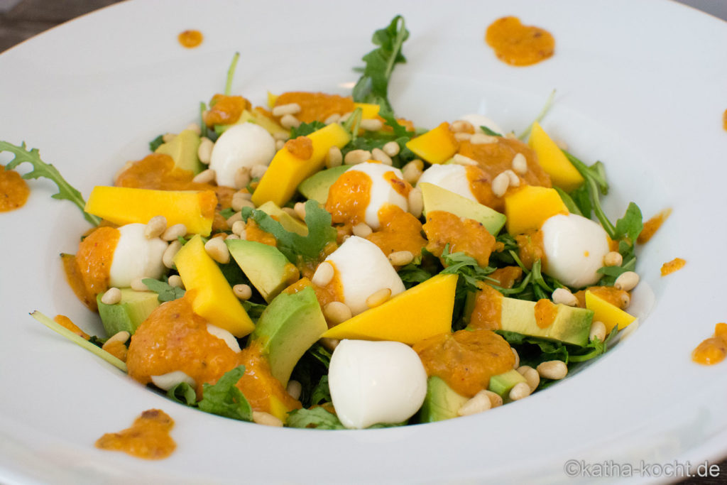 Mango-Avocado Salat mit Rucola, Mozzarella und Pinienkernen