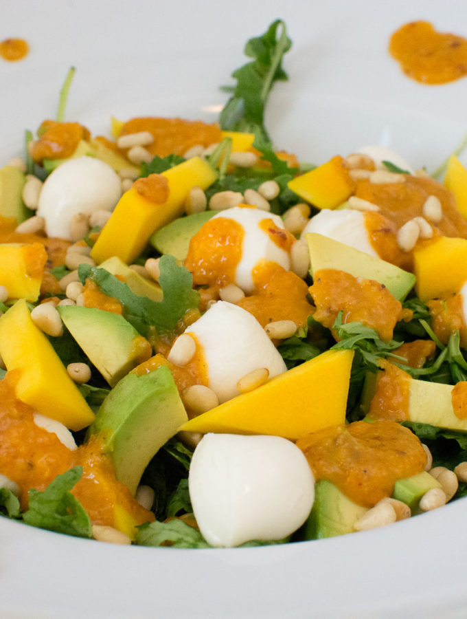 Mango-Avocado Salat mit Rucola, Mozzarella und Pinienkernen