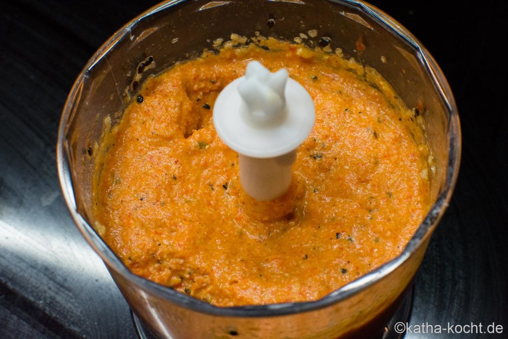 Rosenkohl mit Paprikadip und Hähnchenspießen - Katha-kocht!