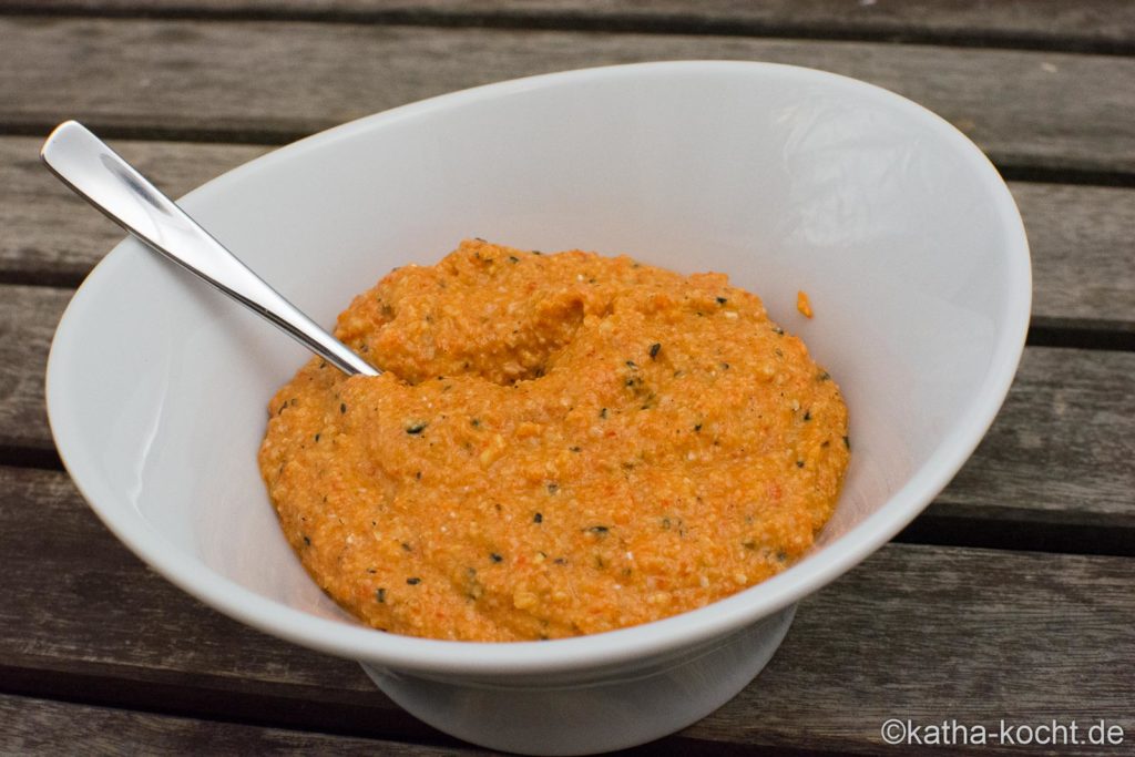 Rosenkohl mit Paprikadip und Hähnchenspießen - Katha-kocht!