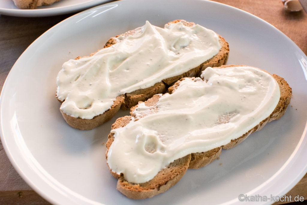 Bratwurst und Sauerkraut auf Brot