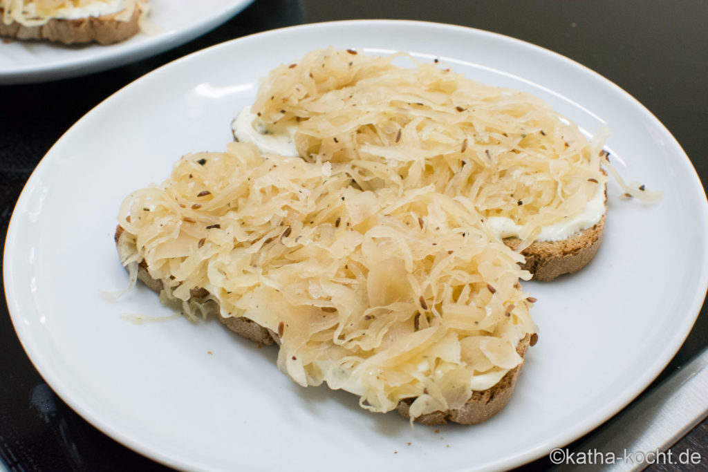 Bratwurst und Sauerkraut auf Brot