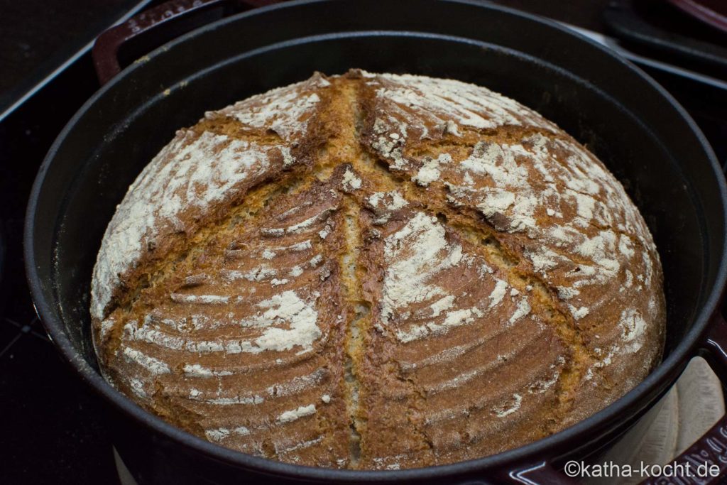 Emmerbrot mit Sauerteig aus dem Topf