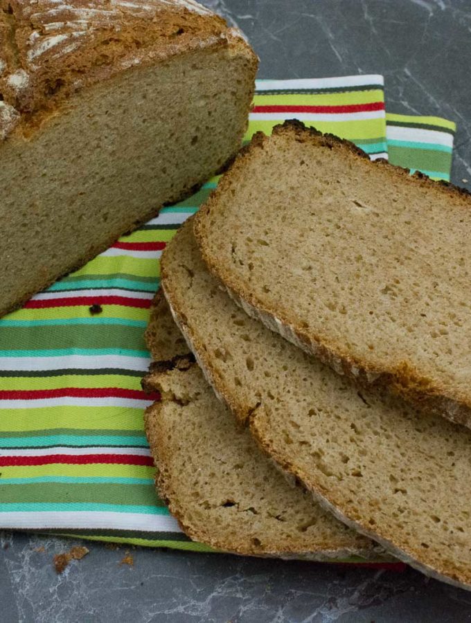 Emmerbrot mit Sauerteig aus dem Topf