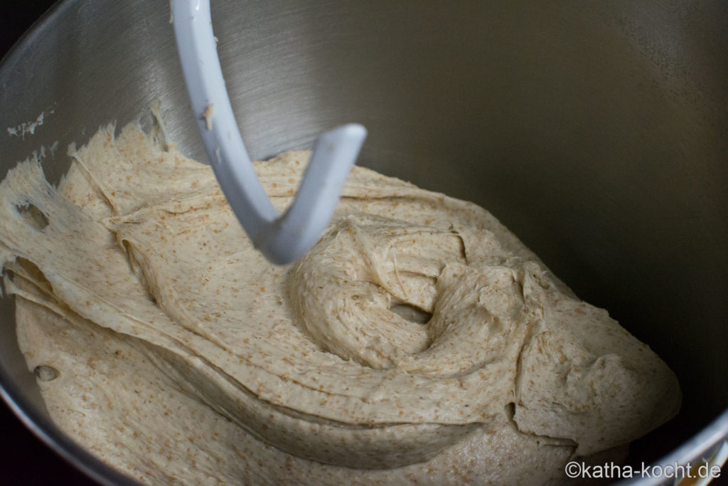 Emmerbrot mit Sauerteig aus dem Topf