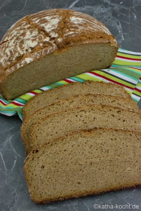 Emmerbrot mit Sauerteig aus dem Topf