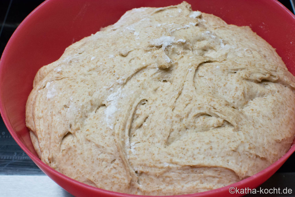 Emmerbrot mit Sauerteig aus dem Topf