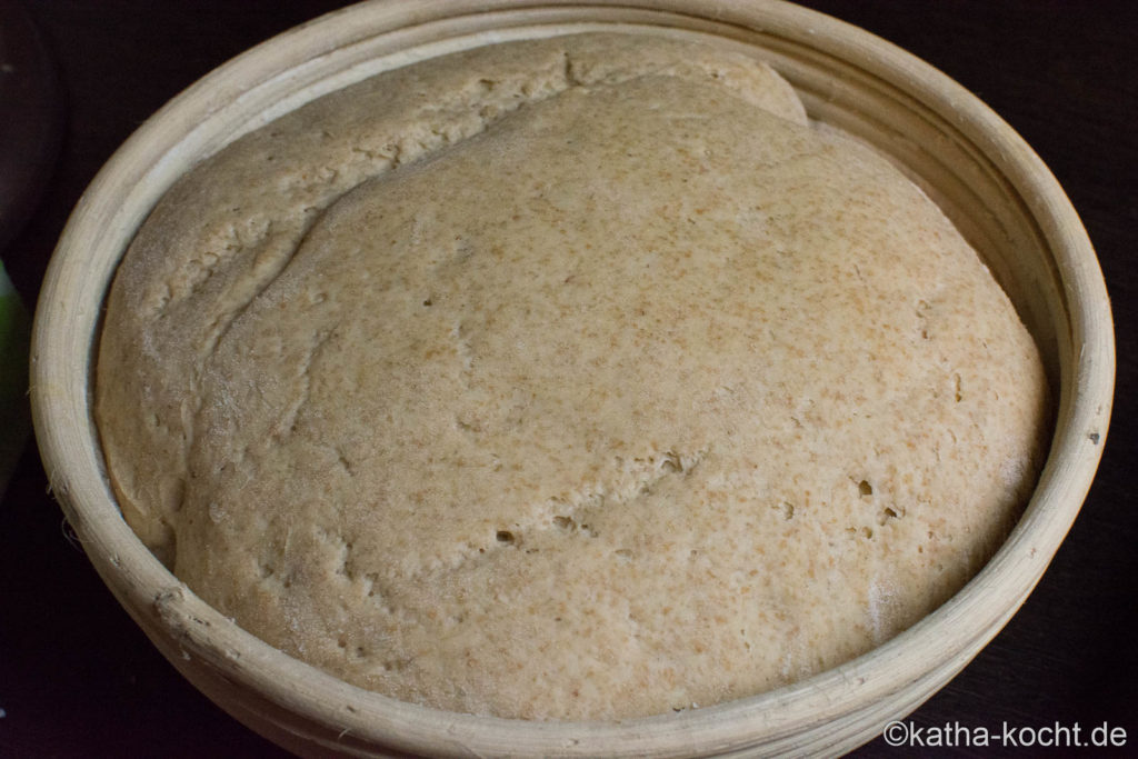 Emmerbrot mit Sauerteig aus dem Topf