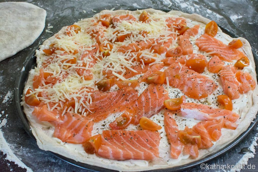 Pizza mit Lachs und Frühlingszwiebeln