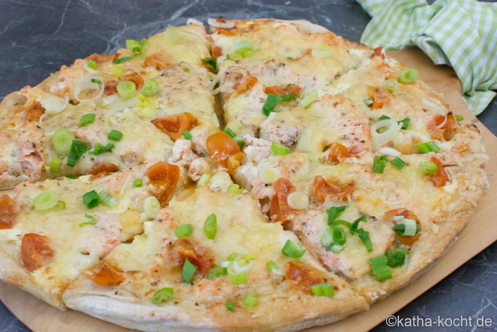 Pizza mit Lachs und Frühlingszwiebeln