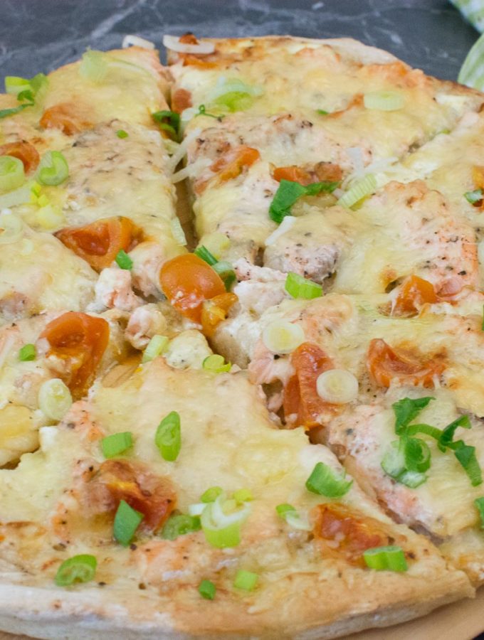 Pizza mit Lachs und Frühlingszwiebeln