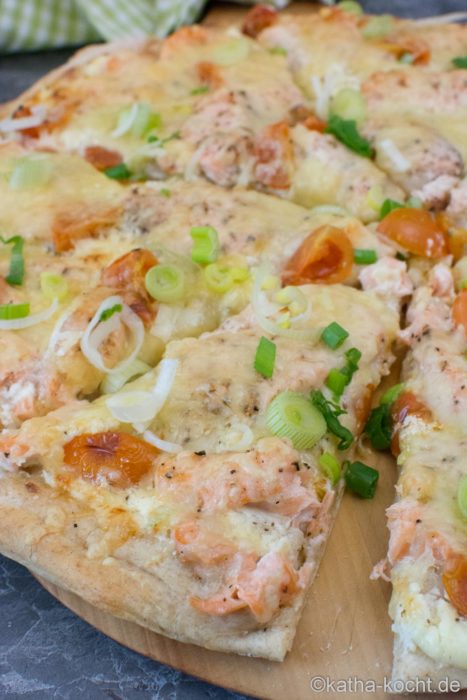 Pizza mit Lachs und Frühlingszwiebeln