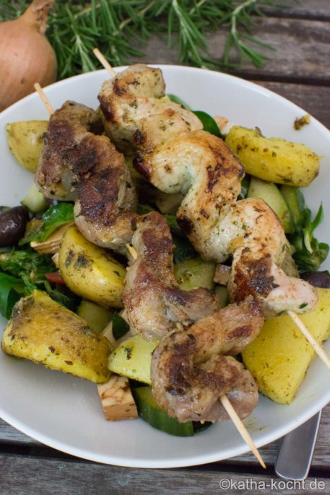 Salat mit gebackenen Kartoffeln und Grillspießen