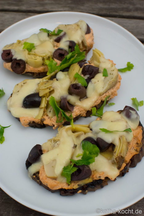 Überbackenes Brot mit Artischocke und Oliven