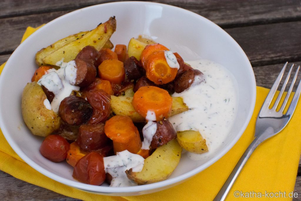 Gebackene Knacker mit Kartoffeln und Karotte