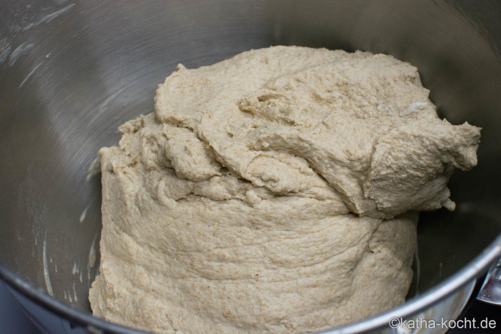 Großes Landbrot mit Sauerteig aus dem Topf