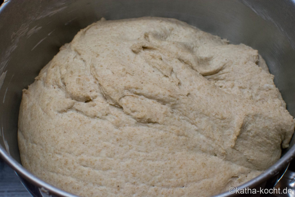 Großes Landbrot mit Sauerteig aus dem Topf