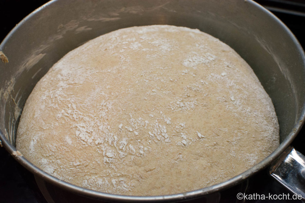 Großes Landbrot mit Sauerteig aus dem Topf