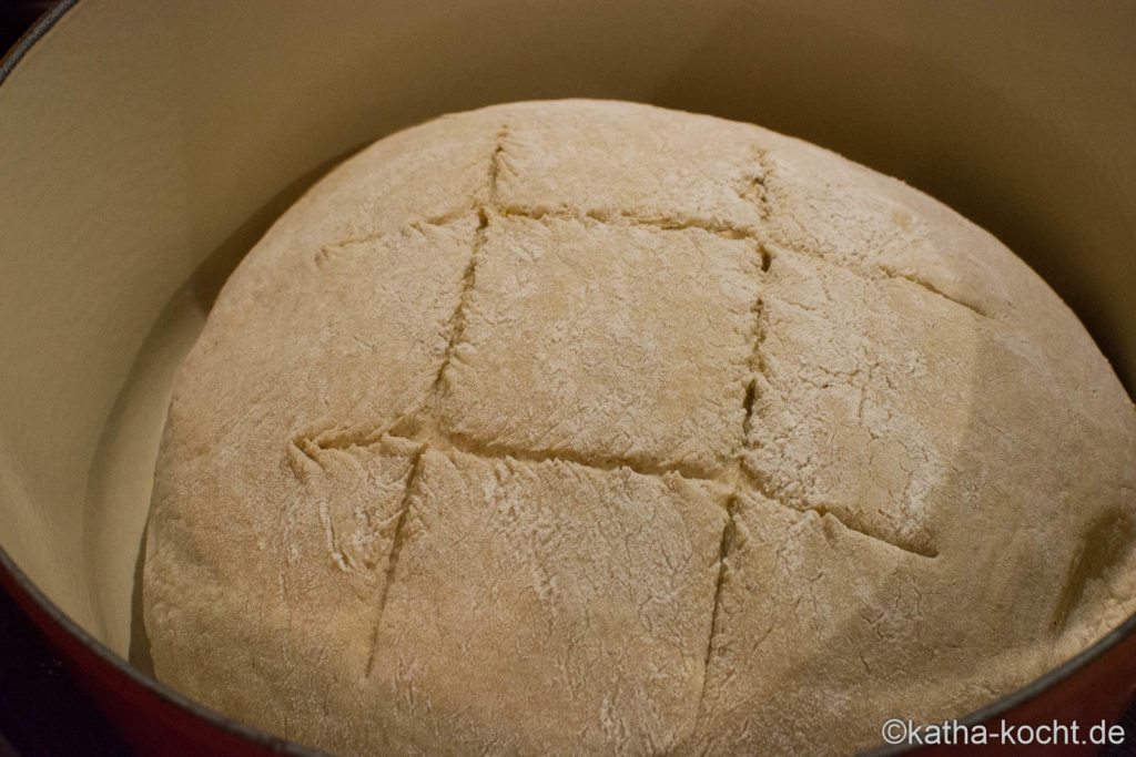 Großes Landbrot mit Sauerteig aus dem Topf