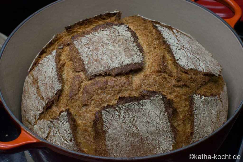 Großes Landbrot mit Sauerteig aus dem Topf