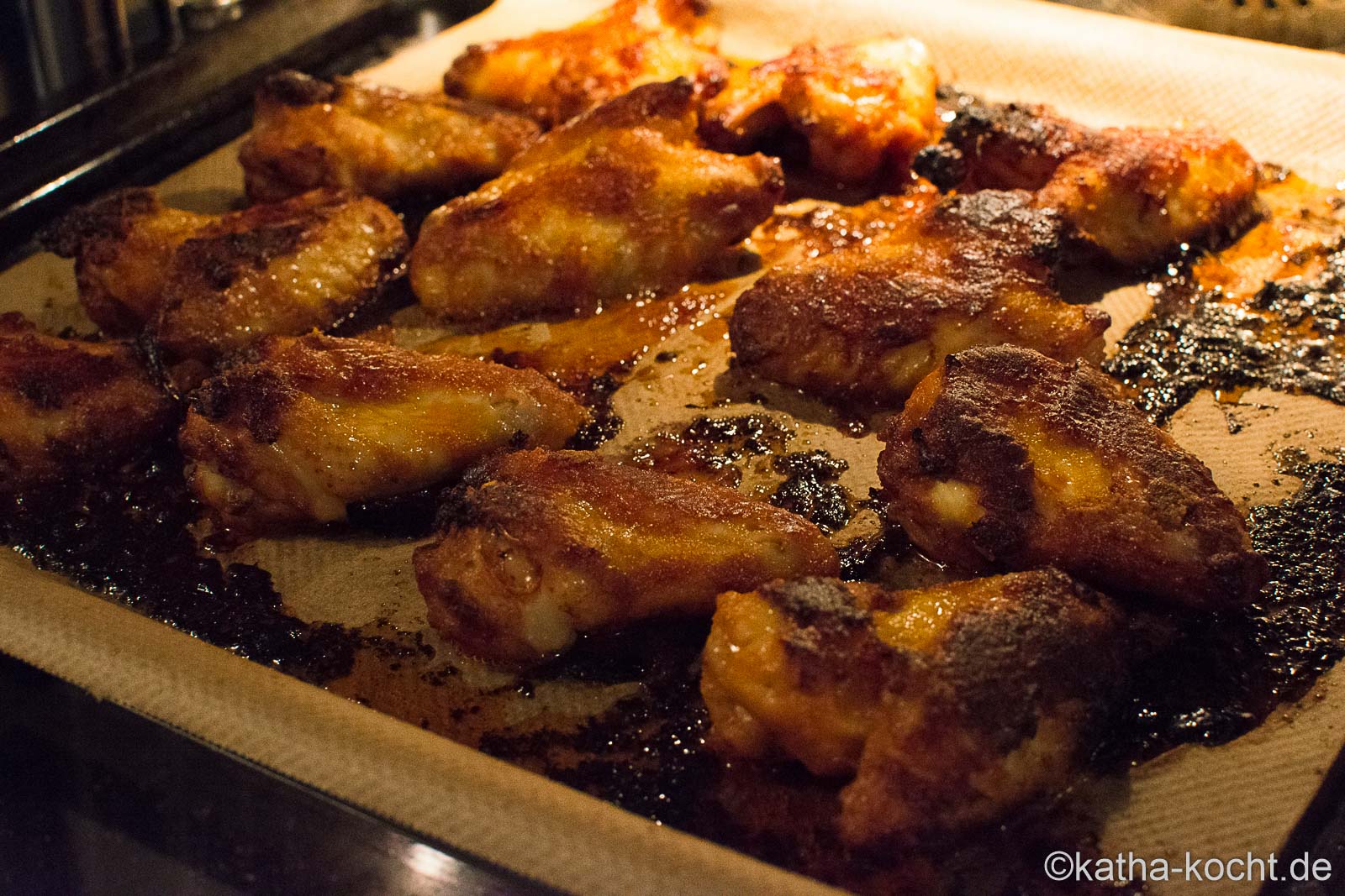 Honig Chicken Wings mit Buffalo Sauce - Katha-kocht!