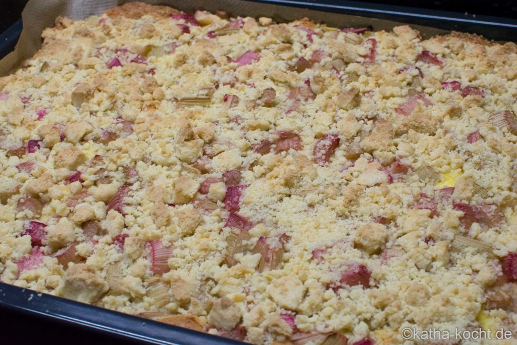 Rhabarberkuchen mit Vanillepudding vom Blech - Katha-kocht!