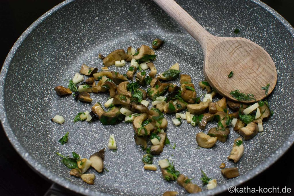 Tapas - Champignons mit Knusperhaube und Frischkäsefüllung