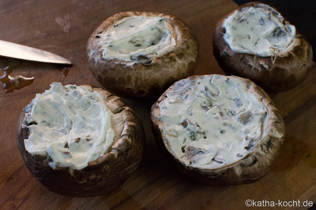 Tapas - Champignons mit Knusperhaube und Frischkäsefüllung