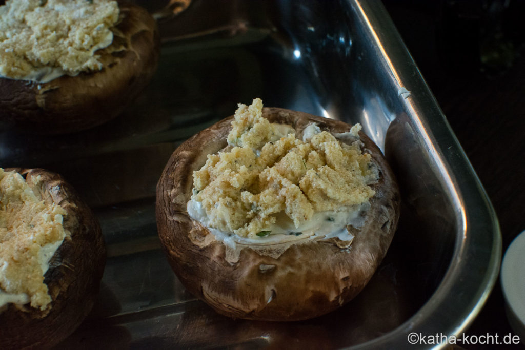 Tapas - Champignons mit Knusperhaube und Frischkäsefüllung