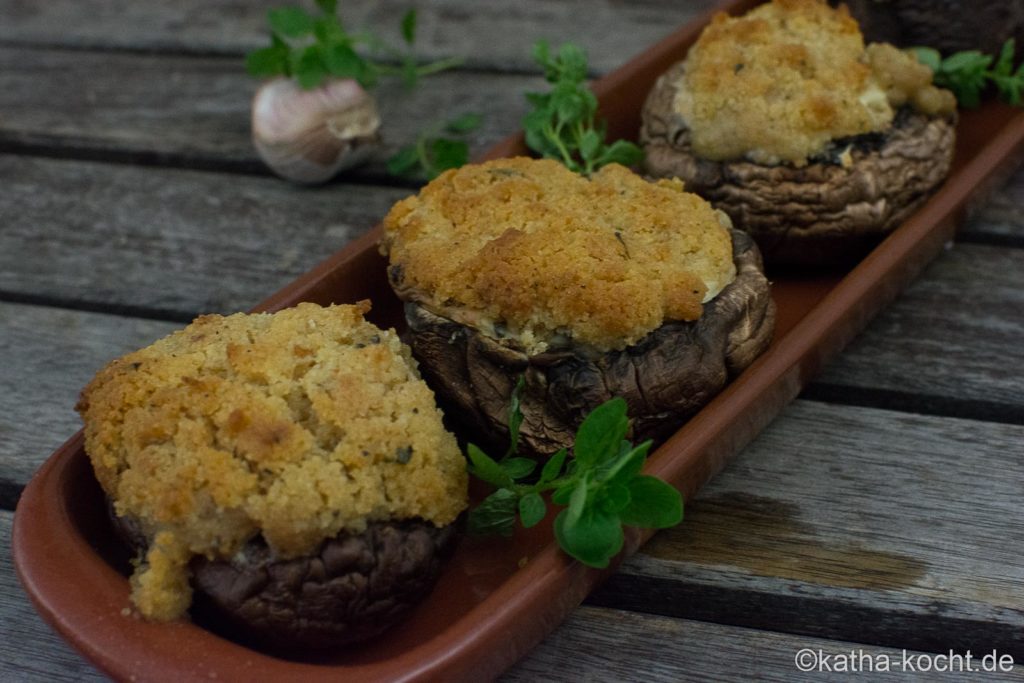 Tapas - Champignons mit Knusperhaube und Frischkäsefüllung