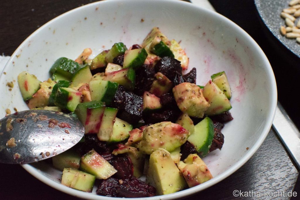 Brot mit Rote Bete-Avocado Salat und Feta