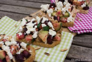 Brot mit Rote Bete-Avocado Salat und Feta