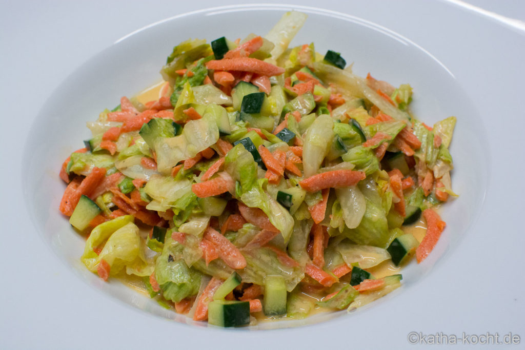 Knackiger Salat mit Hähnchen und Joghurtdressing - Katha-kocht!