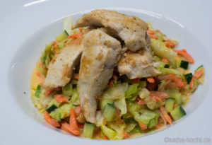 Knackiger Salat mit Hähnchen und Joghurtdressing