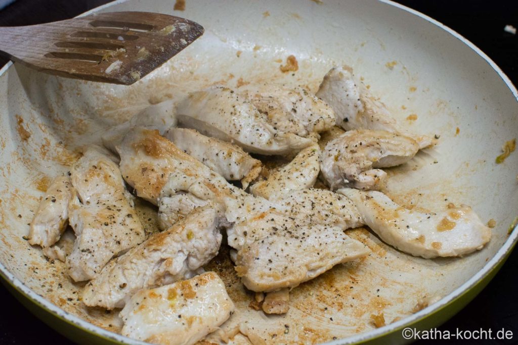 Knackiger Salat mit Hähnchen und Joghurtdressing