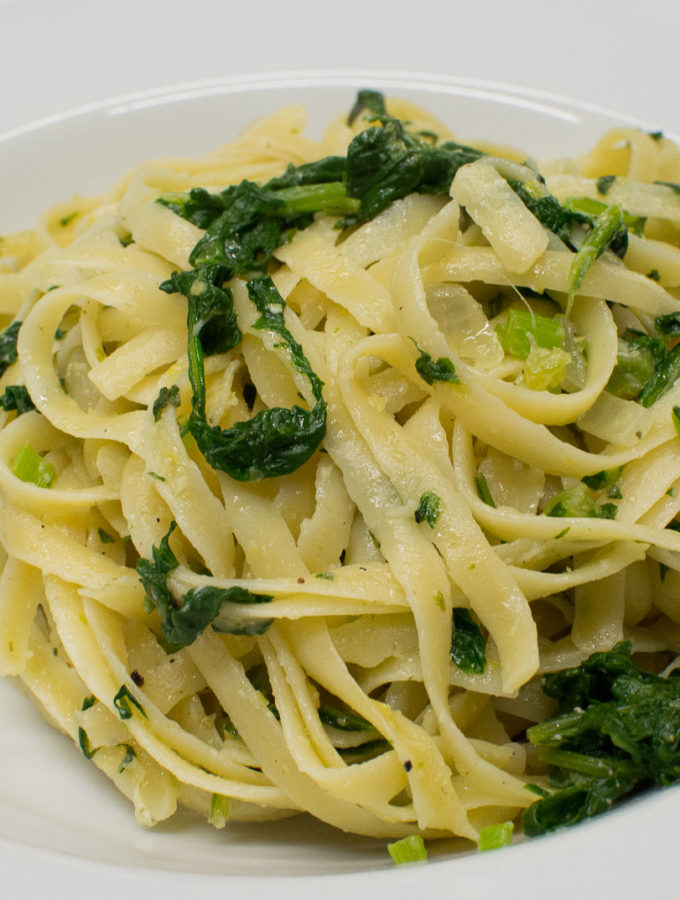 Linguine con olio mit Spinat und Zitrone