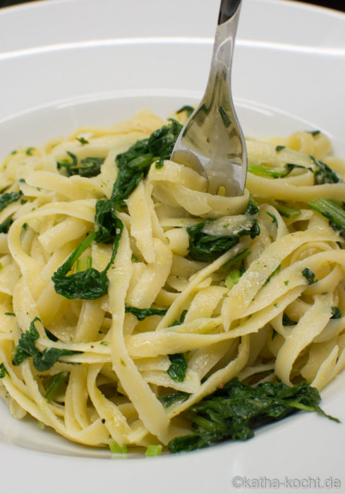 Linguine con olio mit Spinat und Zitrone