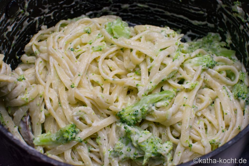  Pasta mit Räucherforelle und Brokkoli