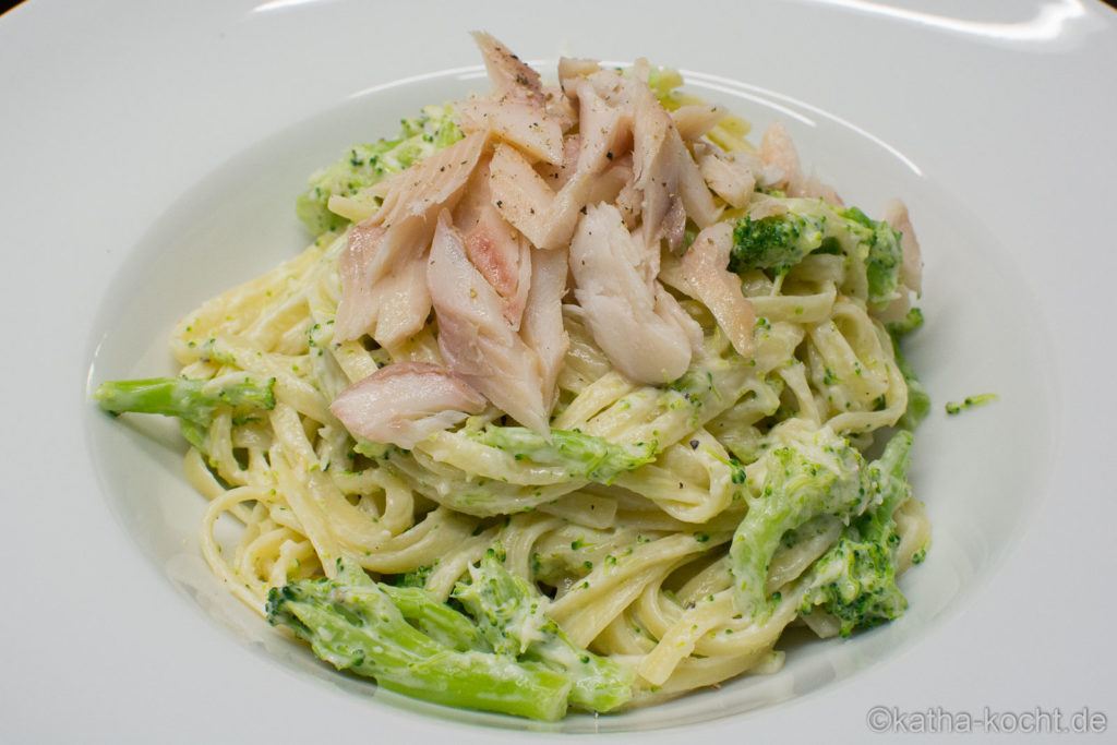  Pasta mit Räucherforelle und Brokkoli