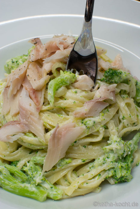  Pasta mit Räucherforelle und Brokkoli