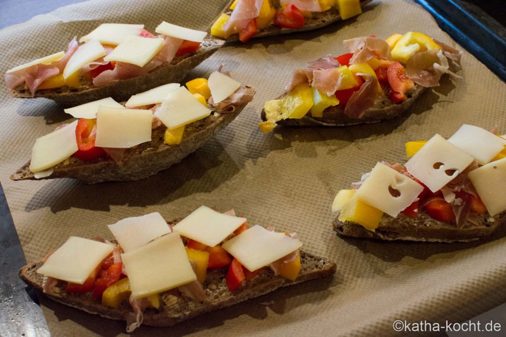 Pizzabrot mit Serranoschinken und Paprika