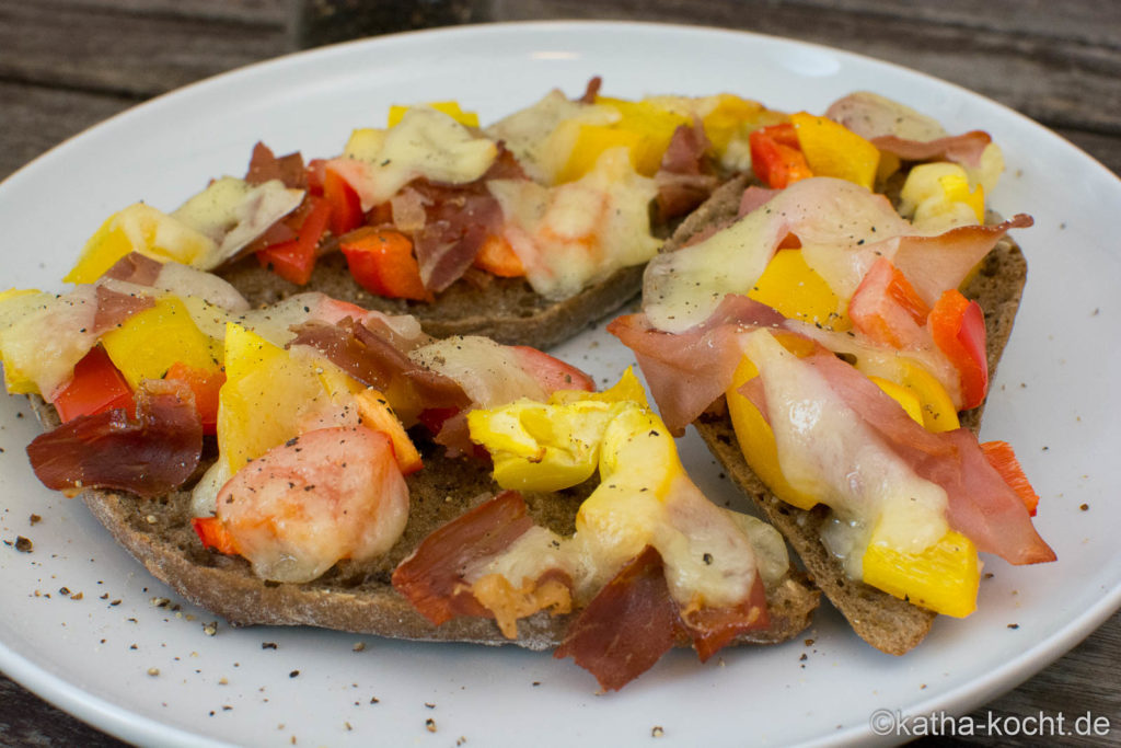 Pizzabrot mit Serranoschinken und Paprika