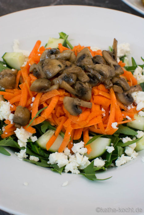 Salat mit gebratenen Champignons und Schafskäse