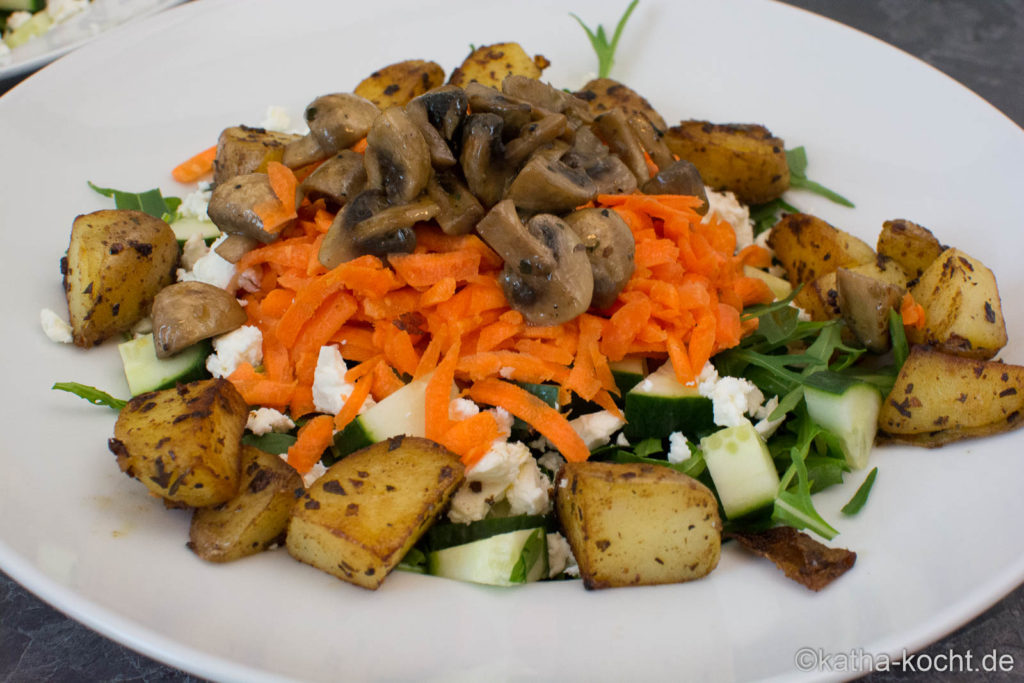 Salat mit gebratenen Champignons und Schafskäse