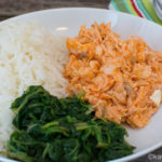 Scharfer Pulled Lachs mit Spinat und Reis