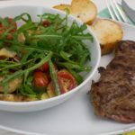 Steak mit lauwarmem Artischockensalat