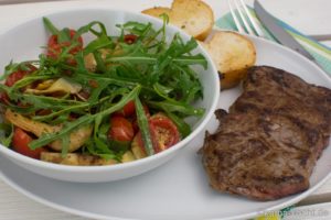 Steak mit lauwarmem Artischockensalat