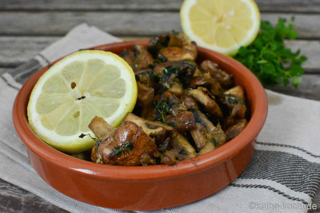 Tapas - marinierte Champignons mit Zitrone und Oregano